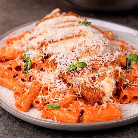 Spicy Vodka Rigatoni & Crispy Chicken Spicy Vodka Pasta With Chicken, Spicy Chicken Recipes For Dinner, Vodka Pasta With Chicken, Spicy Vodka Rigatoni, Spicy Vodka Pasta Recipe, Vodka Chicken, Spicy Chicken Rigatoni, Vodka Rigatoni, Chicken Rigatoni