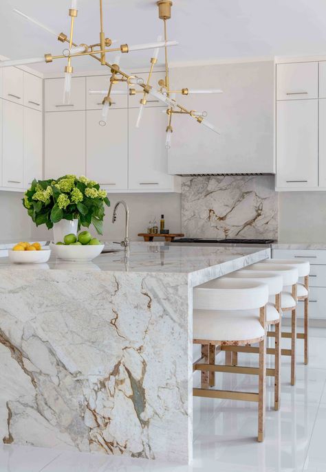 Sandringham | Talbot Cooley Interiors Marble Kitchen Island, Marble Island, Sopot, Transitional Kitchen, Kitchen Marble, Design Del Prodotto, Counter Tops, White Cabinets, Kitchen Styling