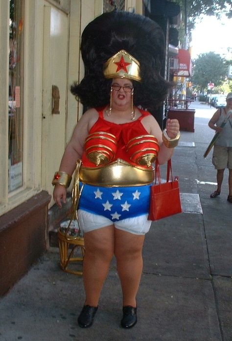 Halloween Costume Fails, Cosplay Fail, Wonder Woman Accessories, Epic Halloween Costumes, Funny Pix, Funny Costumes, Wonder Women, Crazy Outfits, Fantasias Halloween