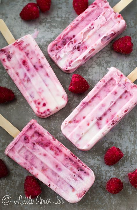 Hemgjord Glass, Yogurt Pops, Yogurt Popsicles, Yogurt Bar, Fruit Pops, Raspberry Cream, Homemade Popsicles, Cold Treats, Ice Cream Popsicles