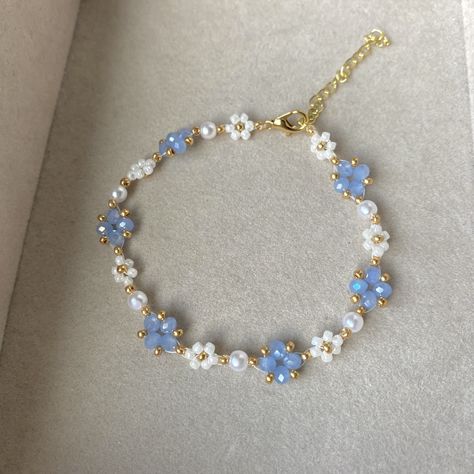 Beaded Flower Bracelet, قلادات متدلية, Preppy Jewelry, Pretty Jewelry Necklaces, Daisy Bracelet, Floral Bracelet, Beads Bracelet Design, Jewelry Accessories Ideas, Blue Daisy