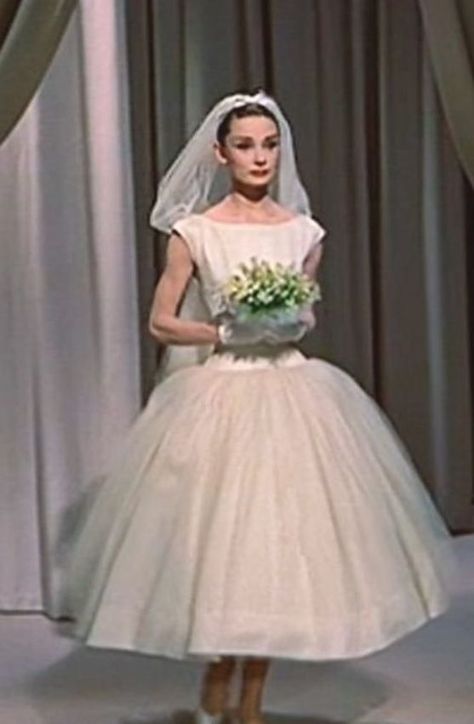 Funny Face Wedding Dress, Audrey Hepburn Funny, Funny Face 1957, Audrey Hepburn Funny Face, Famous Brides, Wedding Dress 50s, Wedding Dresses 50s, Hollywood Costume, Elegant Ball Gowns