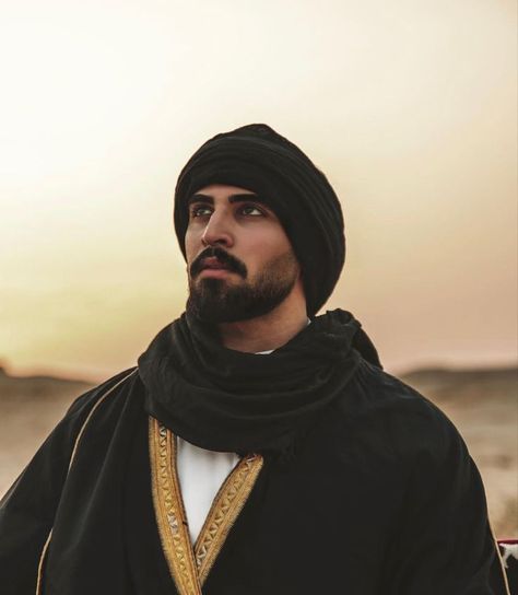 Modern Middle Eastern Fashion, Moroccan Men Handsome, Arab Men Aesthetic, Draped Outfits, Persian Men, Desert Fashion Photography, Arabian Men, Muslim Beard, Lebanese Men