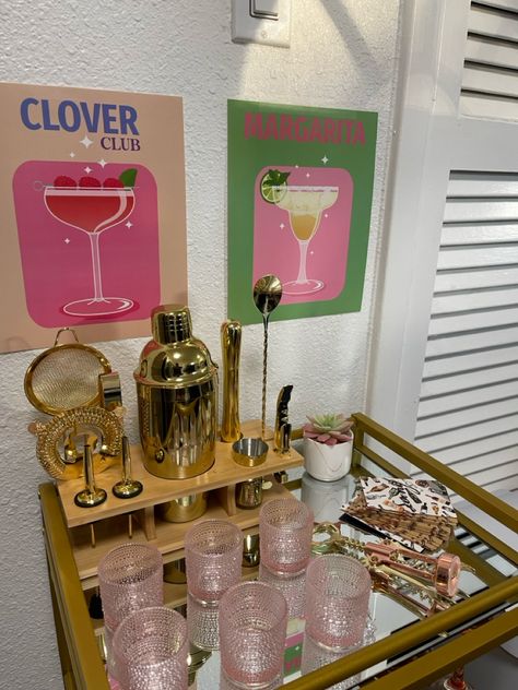 Aesthetic Bar Cart decorations pink posters bar Cocktail Cart Ideas, Mini Bar Aesthetic, Bad Cart, College Bar Cart, Cute Bar Cart, Bar Cart Aesthetic, Girly Bar Cart, Aesthetic Bar Cart, Pink Bar Cart