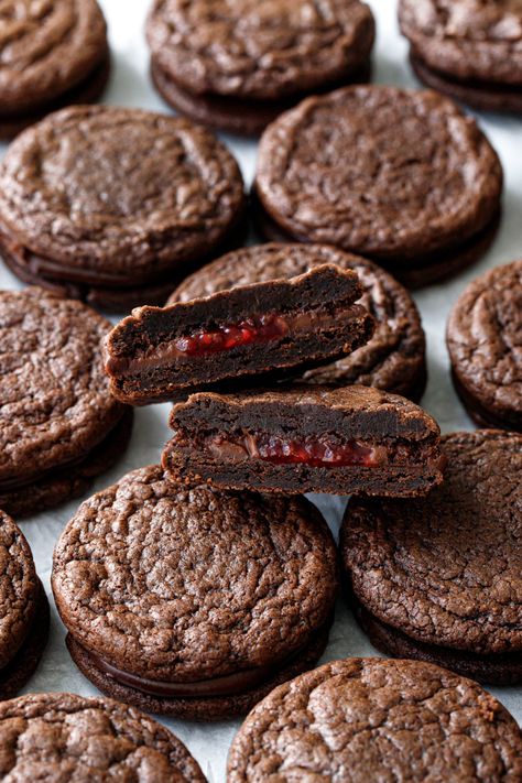 Brownie Sandwich Cookies recipe, with chocolate ganache and raspberry filling Bake Sale Aesthetic, Raspberry Sandwich Cookies, Raspberry Sandwich, Chocolate Raspberry Cookies, Cookies Love, Ganache Filling, Chocolate Ganache Filling, Best Christmas Cookie Recipe, Chocolate Sweets