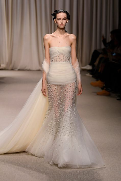 Iconic Gowns Haute Couture, Tulle Fashion Haute Couture, Couture Dresses 2024, Italian Designers Fashion, Giambattista Valli 2024, Vintage Couture Gowns, Runway Dresses Couture, Rich Tips, Haute Couture Wedding Gowns