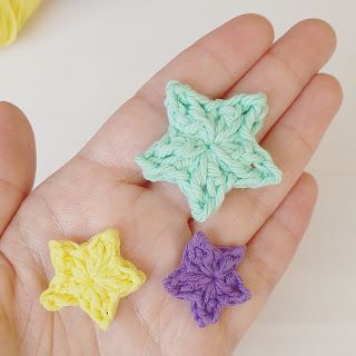 HOW TO CROCHET SMALL STAR | PATTERN + TUTORIAL - Crochet Lovers Tutorials Small Crochet Applique Patterns Free, Crochet Small Star, Crochet Stole, Football Crochet, Crocheting Inspiration, Crochet Star Patterns, Crochet Applique Patterns Free, Crochet Appliques, Small Stars