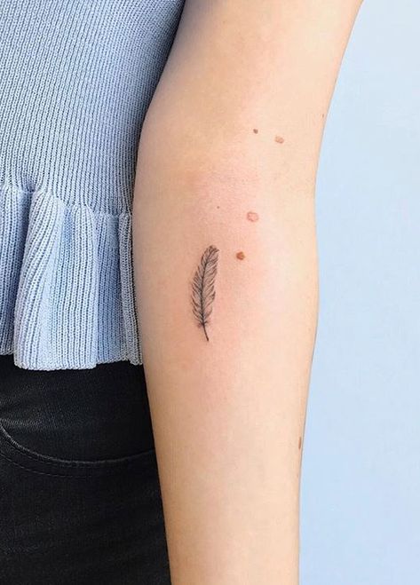 Delicate feather tattoo Plume Tattoo, Eagle Feather Tattoos, Quill Tattoo, Feather Tattoo Wrist, Small Feather Tattoo, Feather Tattoo Meaning, Feather Tattoo Design, Tattoos Geometric, Cute Tiny Tattoos