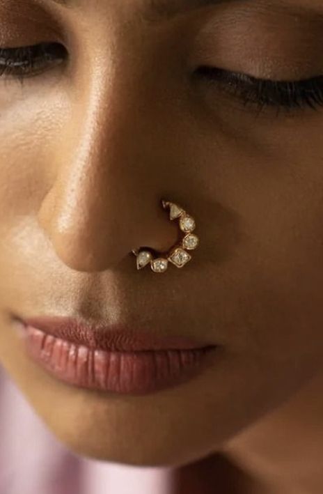 Nath Nose Ring Gold Design, Mukuthi Design, Small Nath Nose Ring Bridal, Nose Pin Designs Gold, Vanki Ring Gold, Nose Pin Aesthetic, Wedding Nose Ring, Diamond Nath, Indian Nose Pin