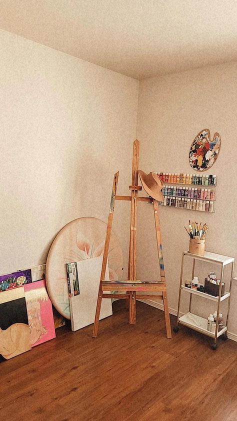 Artist | art studio | paint display | acrylic paint | small space Home Art Studios, Dream Art Room, Rangement Art, Creative Vibes, Small Art Studio, Home Inspo Cozy, Art Studio Space, Art Studio Room, Art Studio Organization