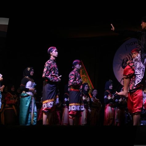 SMA Negeri 2 Playen di Instagram "Berikut adalah kumpulan jepretan dari kegiatan Pentas Seni Kridha Budaya Mangesthi Nyawiji 2020…" Pentas Seni, Darth Vader, Concert, Fictional Characters, Quick Saves, Instagram, Art