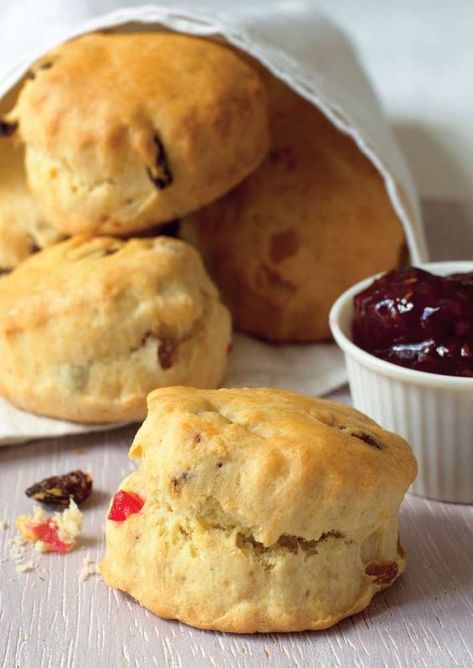 Mary Berry Scones, Mary Berry Recipes, Fruit Scones Recipe, Mary Berry Cakes, Fruit Scones, Mary Berry Recipe, Scones Recipe Easy, Coffee Cupcakes, Berry Recipes