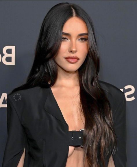 come thru Madison Beer Instagram, Madison Beer Hair, Estilo Madison Beer, Beer Outfit, Penteado Cabelo Curto, Your Profile, How To Make Beer, Instagram Growth, Hair Color Dark