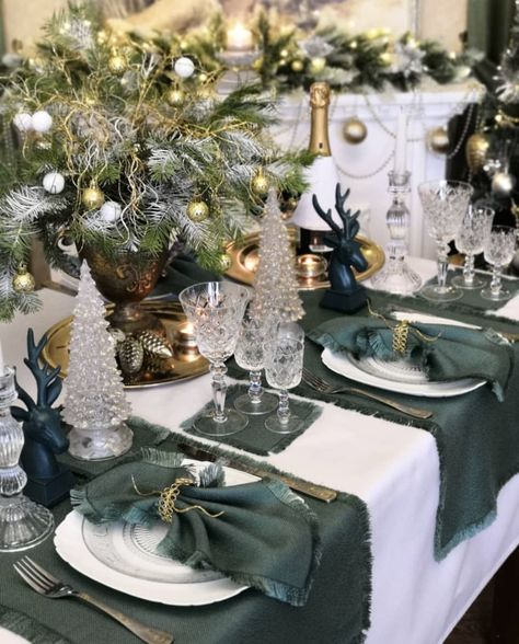 New Years Eve Table Setting, Lily Core, Christmas Dinner Table Settings, Minimalist Centerpiece, Tablescapes Ideas, Winter Tablescapes, Glam Christmas Decor, Christmas Dining Table, Glam Christmas