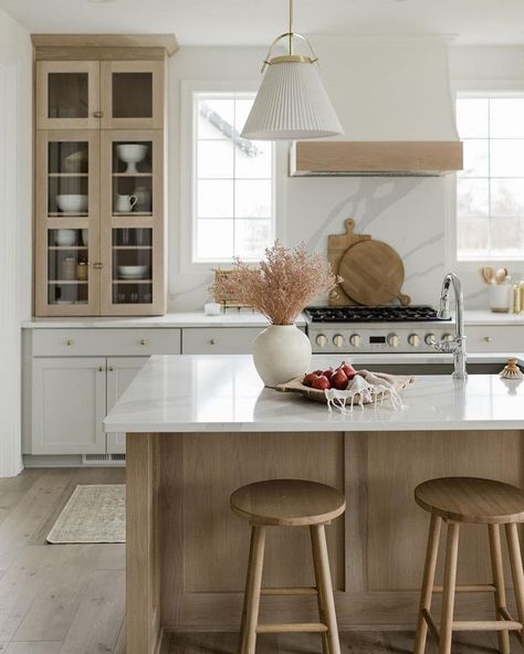 Love this kitchen, amazing lights and beautiful design. . Design: @ann_marie_co Builder: @caliberhomes Photographer:… | Instagram Kitchen Island With Seating, Classic Kitchen, Island With Seating, Coastal Kitchen, Oak Kitchen, Transitional Kitchen, Kitchen Trends, Counter Tops, White Cabinets