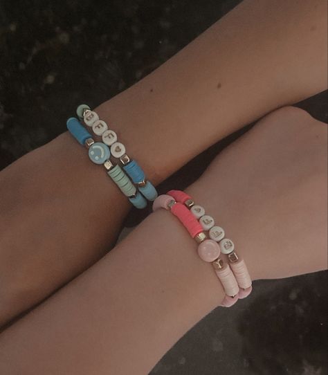 Clay Bead Bracelet Ideas Love, Clay Bead Best Friend Ideas, Clay Bead Bestie Bracelet Ideas, Friendship Beaded Necklaces, Clay Bead Bracelet Friendship, Clay Bead Bracelet Ideas Bsf, Cute Bff Clay Bead Bracelets, Matching Preppy Bracelets, Clay Bracelet Ideas For Best Friends