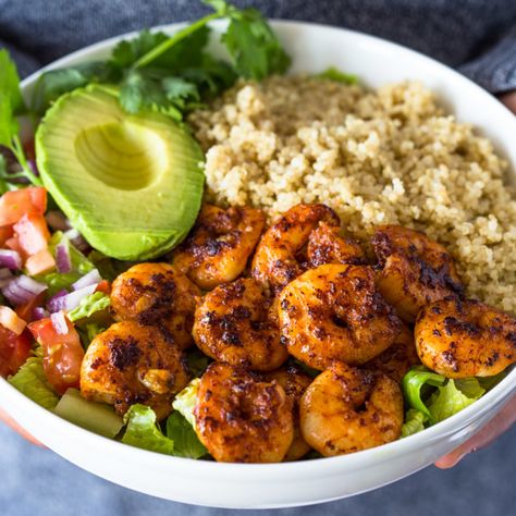 Shrimp-Avocado-Quinoa-Bowls Shrimp Quinoa Bowl, Lunch Bowl Recipe, Grain Bowl Recipe, Super Bowl Food Healthy, Shrimp And Quinoa, Quinoa Bowls, Avocado Quinoa, Quinoa Healthy, Lunch Bowl