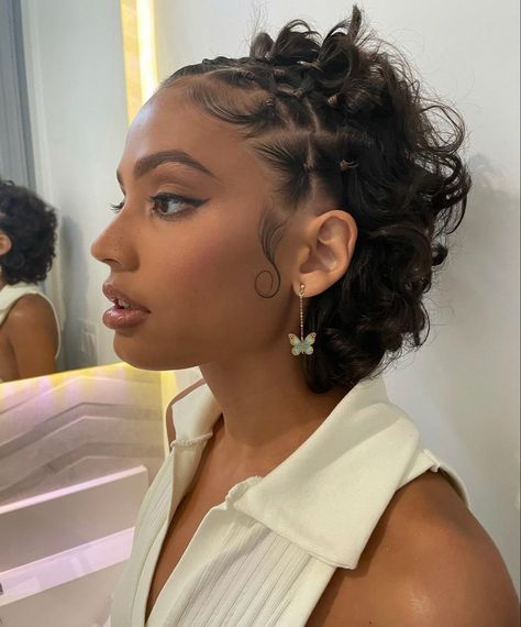 Very Short Curly Hairstyles Black Women, Very Curly Short Hairstyles, Locs Hairstyles For Women Curly Ends, Hairstyles For Short 4b/4c Hair, Short Hair With Skunk Stripe, Dominican Republic Hairstyles, Hair Styles For Very Short Curly Hair, Natural Hairstyles For High School, Braided Bun Hairstyles Black Women