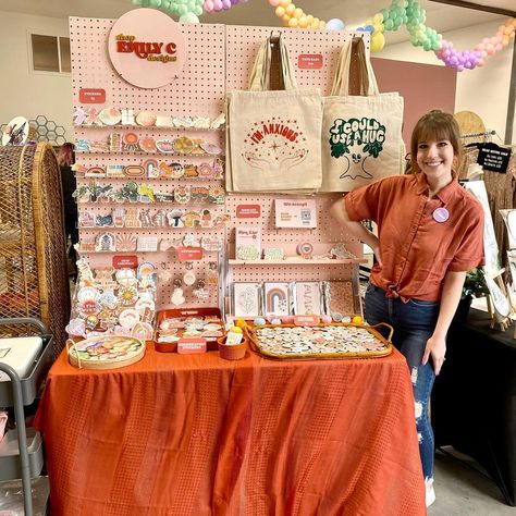 @shop.emilyc.designs shared a photo on Instagram: “MARKET DAY!🧡 I just realized I’ve worn orange to every single market. Can you tell it’s my favorite color?😄 come visit me at the…” • Apr 16, 2022 at 3:47pm UTC Craft Store Booth, Art Display Booth Ideas, Aesthetic Etsy Shops, Colorful Booth Design, Art Market Stall Display Ideas, Art Booth Design, Market Stands Display, Art Market Set Up, Art Market Stall