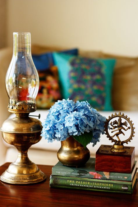 Brass antiques and a blue hydrangea... Copyright of http://monsoonspice.com Indian Inspired Decor, First Home Decor, Center Table Decor, Home Decor Eclectic, Spirit House, Home Decor Scandinavian, Brass Decoration, Vintage Brass Decor, Home Decor Cozy