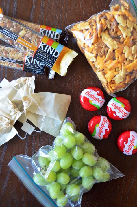 4 Snack-Packing Tips for Long Flights | Kitchn Tsa Approved Snacks, Tips For Long Flights, Airplane Snacks, Organization Videos, Long Flight Tips, Healthy Travel Snacks, Airplane Food, Trendy House, Snack Boxes