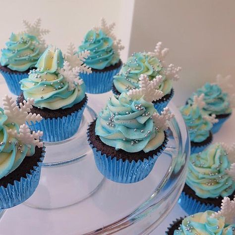 Warning: these cupcakes will make any serious Disney-lover go wild Frozen 3rd Birthday, Frozen Birthday Party Ideas, Frozen Cupcakes, Disney Cupcakes, Frozen Bday Party, Frozen Themed Birthday Party, Elsa Birthday, Cupcakes Decorados, Frozen Theme Party