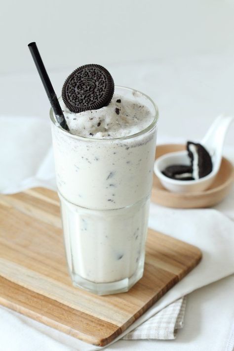 Cookies And Cream Shake, Ice Cream Milkshake Recipe, Oreo Milkshake Recipe, Cookies And Cream Milkshake, Vegan Tarts, Frappe Recipe, Oreo Milkshake, Milkshake Recipes, Cookies N Cream Cookies