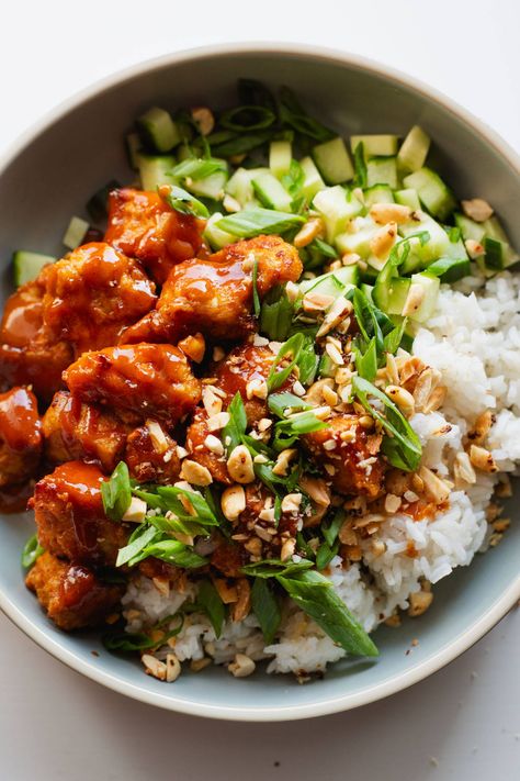 Sticky Gochujang Tofu with Herbs and Peanuts Recipe - Pinch of Yum Tofu Lunch, Bowl Dinners, Gochujang Tofu, Asian Tofu Recipes, Sticky Tofu, Bowls Recipes, Pinch Of Yum, Asian Meals, Tofu Recipes Vegan