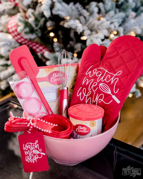 Use dollar store items to create beautiful, themed gift baskets. Personalize them with a Cricut for a finishing touch! Baking Gift Basket, Dollar Store Gifts, Creative Gift Baskets, Christmas Gift Baskets Diy, Raffle Basket, Valentine Gift Baskets, Neighbor Christmas Gifts, Raffle Baskets, Handmade Holiday Gifts