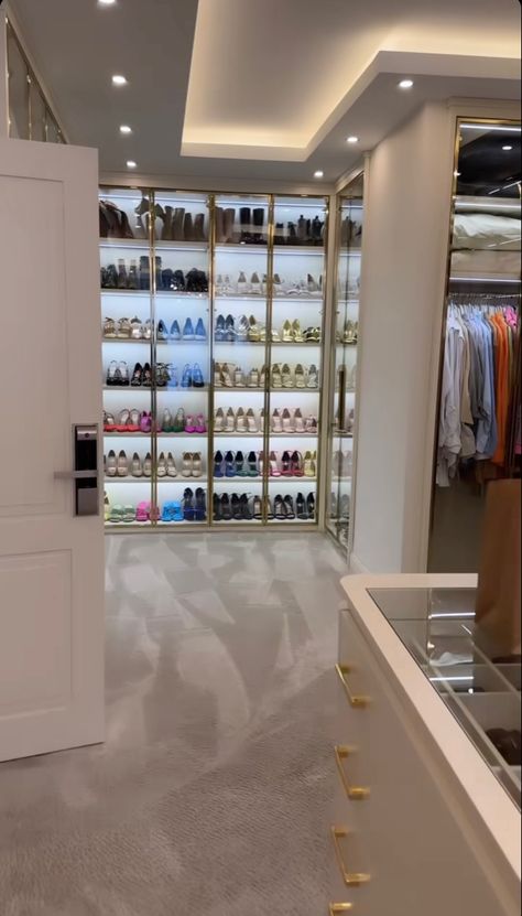 Kylie Closet Room, Kylie Jenner Wardrobe Room, Kylie Jenner Closet, Cheerleader Halloween, Modest Wardrobe, Wardrobe Room, Baby Room Inspiration, Wallpapers Quotes, Closet Room