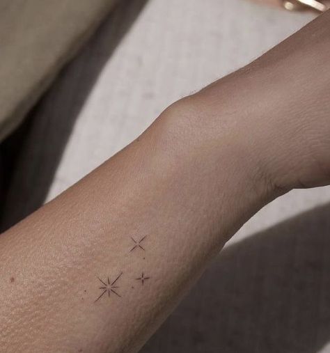 Tint Tattoo Placement, Minimal Sparkle Tattoo, Sparkle Minimalist Tattoo, Sparkle Tattoos For Women, Little Star Tattoo Simple, Delicate Star Tattoos For Women, Sparkles Tattoo Ideas, Tattoo Sparkle Stars, Sparkle Tattoo On Hip