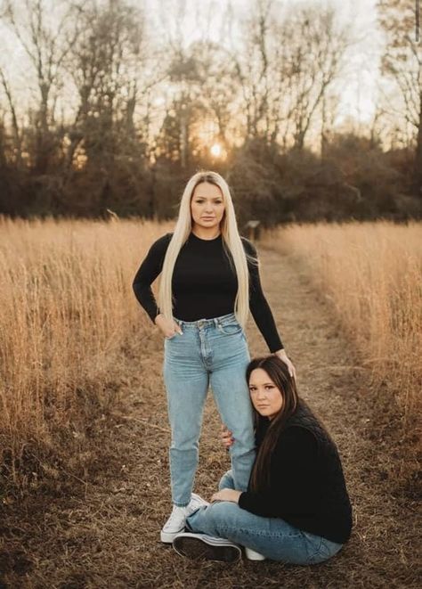 Funny Sister Pictures, Lifestyle Photoshoot Ideas, Awkward Photoshoot, Best Friend Photoshoot Ideas, Friend Photoshoot Ideas, Awkward Family Pictures, Female Problems, Funny Photoshoot Ideas, Sibling Photography Poses