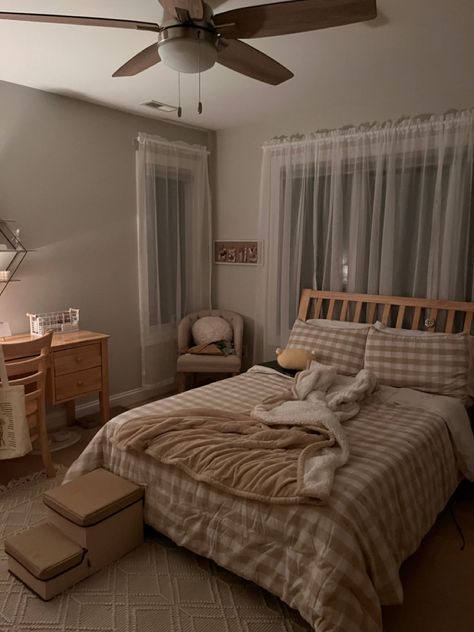 Aesthetic Room Ideas Brown, Bedroom Ideas Brown Aesthetic, Cute Brown Bedroom Ideas, Brown Furniture Dorm Room, Brown Room Aesthetic Ideas, Brown Themed Room Aesthetic, Room Ideas Aesthetic Wood Bed, Brown Room Aesthetic Vintage, Brown And White Bedroom Ideas Cozy