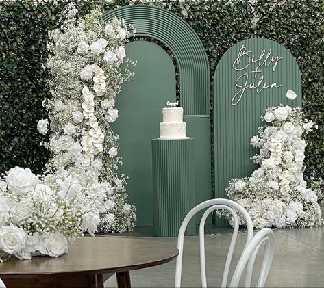 Event Flower Arrangements, Engagement Party Table, Wedding Cake Table Decorations, Outdoor Wedding Backdrops, Small Wedding Decor, Green Wedding Decorations, Engagement Party Decor, Small Backyard Wedding, Wedding Gift Pack