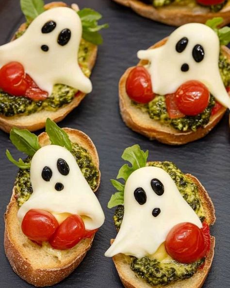 Halloween Vegetarian Appetizers, Halloween Apatizers, Halloween Caprese, Halloween Caprese Eyeballs, Halloween Antipasto Eyeballs, Halloween Food Snacks, Ghost Eyes, Fun Plates, Halloween Food Appetizers