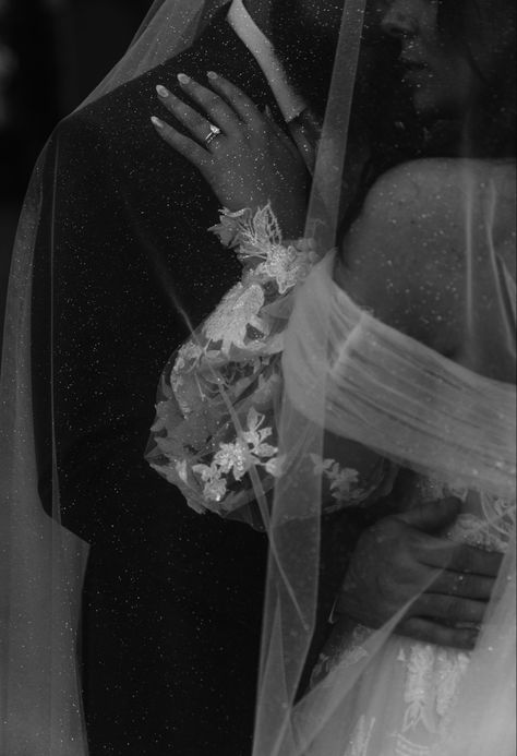 Black and white photo
Wedding portraits
Bride and groom portraits
Veil
Wedding veil
Wedding dress Veil Wedding Pictures, Veil Photoshoot, Wedding Gown With Veil, Gown With Veil, Wedding Photos Unique, Unique Wedding Veils, Classic And Elegant Wedding, Sparkle Veil, Dress Portrait