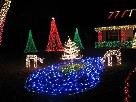 DIY Fake Pond With Christmas Lights - Clear Waters Christmas Netting Lights, Blue Outdoor Christmas Lights, Christmas Yard Displays Decorating Ideas, Christmas Yard Displays, Inspiration Noel, Exterior Christmas Lights, Diy Lighthouse, Blue Christmas Lights, Pearl Christmas