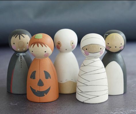 Wood People Crafts, Wooden Peg Dolls Ideas, Wood Dolls Diy, Peg Doll Crafts, Wood Peg People, Autumn Peg Dolls, Peg Dolls Halloween, Painted Peg Dolls, Halloween Peg Dolls