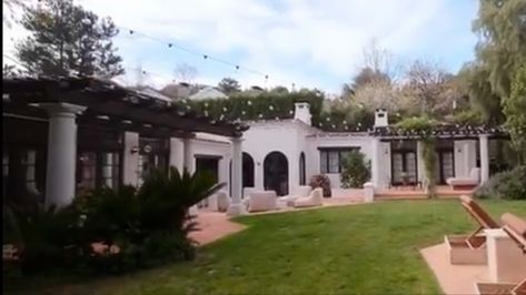 Kendall Jenner House Exterior, Kardashian Homes, Kendall Jenner House, Kardashian Home, Jenner House, Beverly Hills Houses, Chic Vibes, Idea Board, Future Life