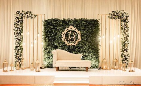 Sagai Stage Backdrop, Walima Wedding Decor, Elegant Engagement Decorations, Stage Decoration For Ring Ceremony, How To Decorate A Stage For A Wedding, Wedding Engagement Decorations, Wedding Ceremony Backdrop Design, Engagement Function Decoration, Engagement Backdrops Ideas