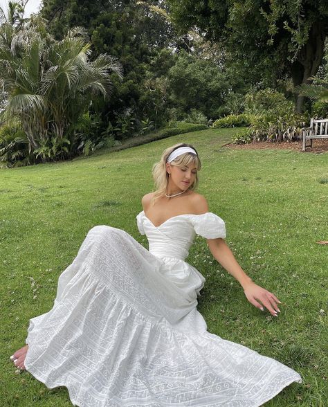 Natural Boho Aesthetic, Long Flowy Dress Poses, Wedding Dresses Cottagecore, Bestie Picnic, Cottagecore White Dress, White Cottage Core Dress, Fairy Poses, Picnic Dresses, Party Dress Night Club