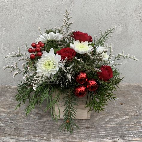 Christmas Flower Vase Arrangements, Winter Floral Arrangements Centerpieces Diy, Winter Arrangements Centerpieces, Christmas Centerpieces Flowers, Easy Christmas Floral Arrangements, New Years Flower Arrangements, Christmas Floral Arrangements Farmhouse, Christmas Floral Centerpieces For Table, Boho Christmas Flower Arrangements