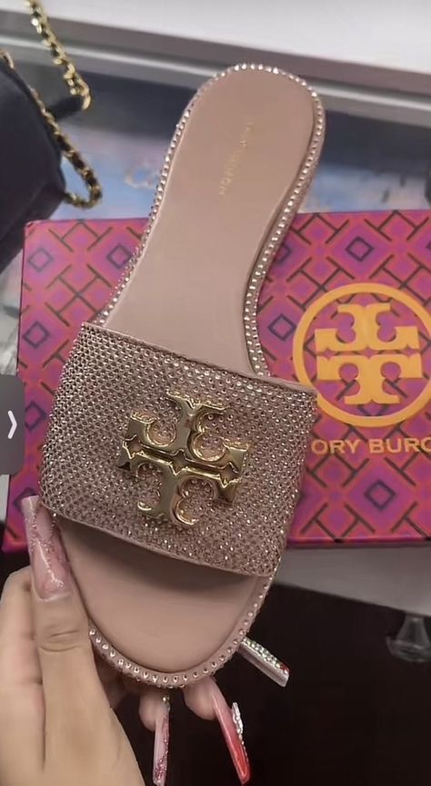 777 Tory Burch Sandals Aesthetic, Sandles Outfits Women, Outfit Ideas With Sandals, Pink Tory Burch Sandals, Tory Burch Sandals Outfit, Baddie Shoes, Tory Burch Slippers, Tory Burch Slides, Pretty Sneakers