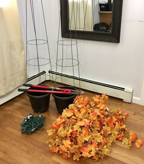 She grabs 2 tomato cages from outside and wait until you see this gorgeous living room idea! Fall Tomato Cage Crafts, Fall Topiary, Tomato Cage Crafts, Fall Topiaries, Diy Halloween Dekoration, Cheap Fall Decor, Halloween Decor Diy, Fall Leaf Garland, Fall Fireplace