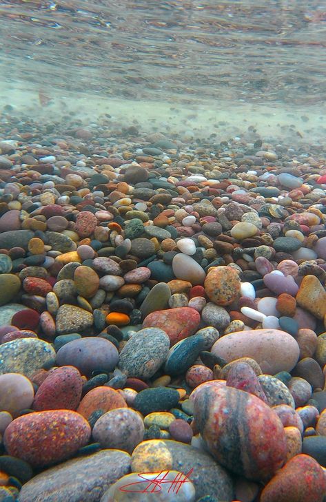 An abundance of beauty under the surface of Lake Superior. 👀 Crisp Point | Upper Peninsula of Michigan 2023 Northern Attitude, Wisconsin Beaches, Lake Michigan Stones, Michigan Rocks, Upper Peninsula Michigan, Amoled Wallpapers, Rock Hunting, Color Study, Under The Surface