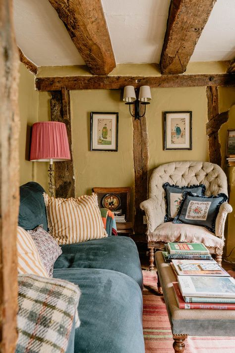 A Charming English Cottage with Color Accents 3 English Cottage Living Room, Salons Cottage, Cottage House Interior, English Cottage Interiors, Cottage Interior Design, English Interior, Dining Room Cozy, English Decor, Cottage Living Rooms