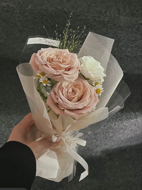 Small Birthday Bouquet, Baby Rose Bouquet, Small Bouquet Of Flowers Gift, Flower Bucket Aesthetic, Minimal Flower Bouquet, Small Rose Bouquet, Flowers Small Bouquet, Small Bouquet Of Flowers, Cute Bouquet