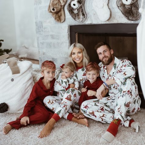 Christmas Pajama Pictures, Family Portrait Outfits, Christmas Family Photoshoot, Cara Loren, Christmas Pjs Family, Xmas Photos, Christmas Pj, Holiday Photoshoot, Christmas Wear