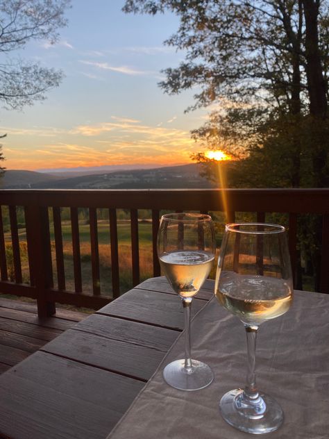 Cottage Getaway Aesthetic, Sunset Wine Aesthetic, Romantic Cabin Getaway Aesthetic, Luxury Cabin Aesthetic, Family Cabin Aesthetic, Cabin Holiday Aesthetic, Tennessee Cabin Aesthetic, Cabin Aesthetic Summer, Cabin Getaway Aesthetic