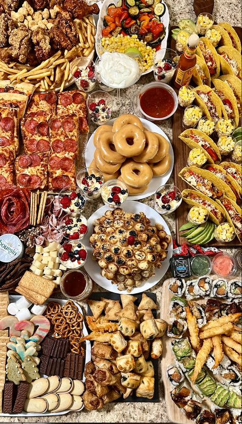 Sleepover Charcuterie Board Ideas, Pizza Grazing Board, Charcuterie Board For 18th Birthday, Pizza Roll Charcuterie Board, Chicken Finger Charcuterie Board, Bring Your Board Party, Fast Food Charcuterie Board Ideas, Junk Food Charcuterie Board, Chicken Nugget Charcuterie Board